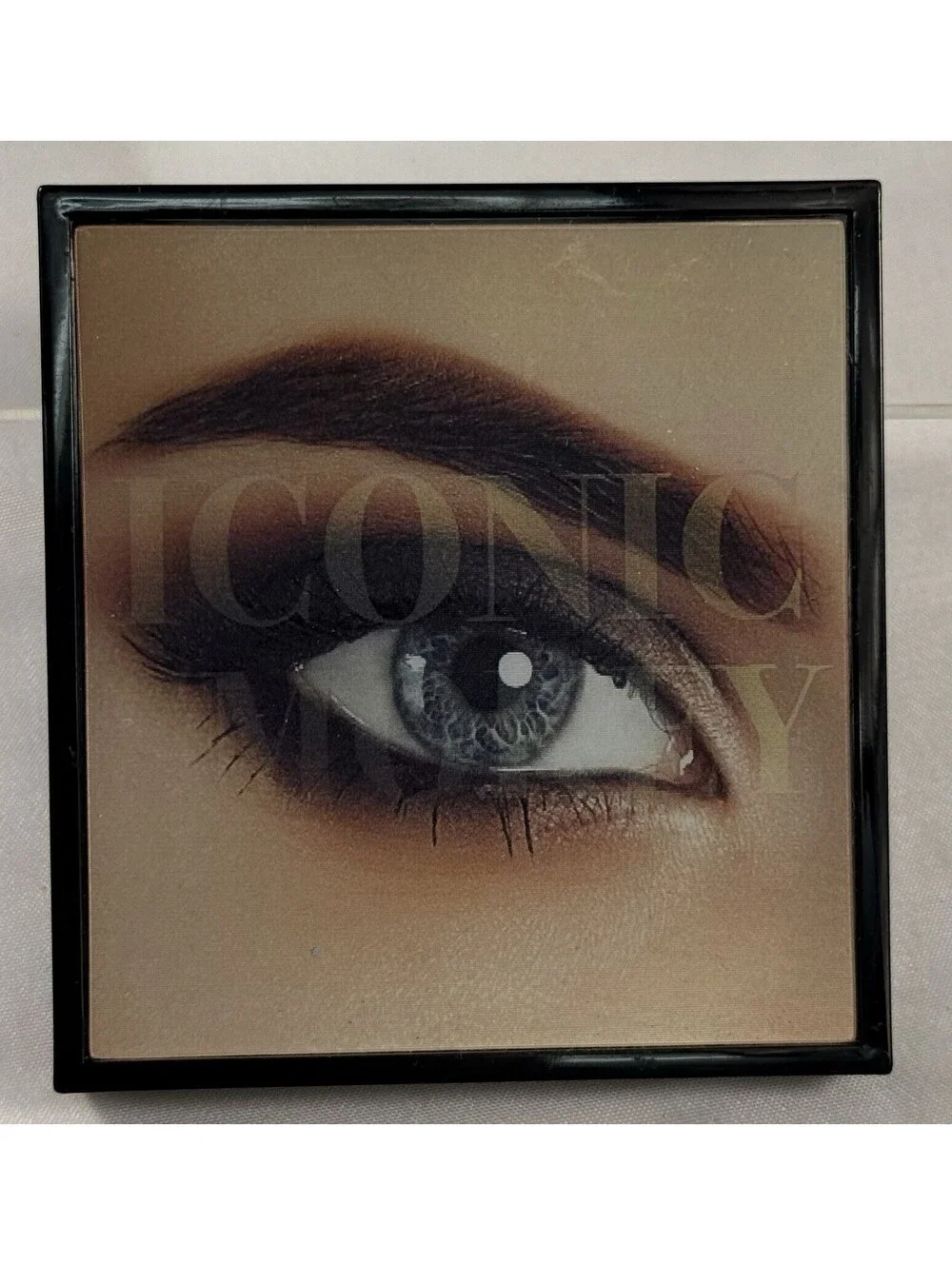 Eyeshadows In Rosy Chic And Iconic Smokey